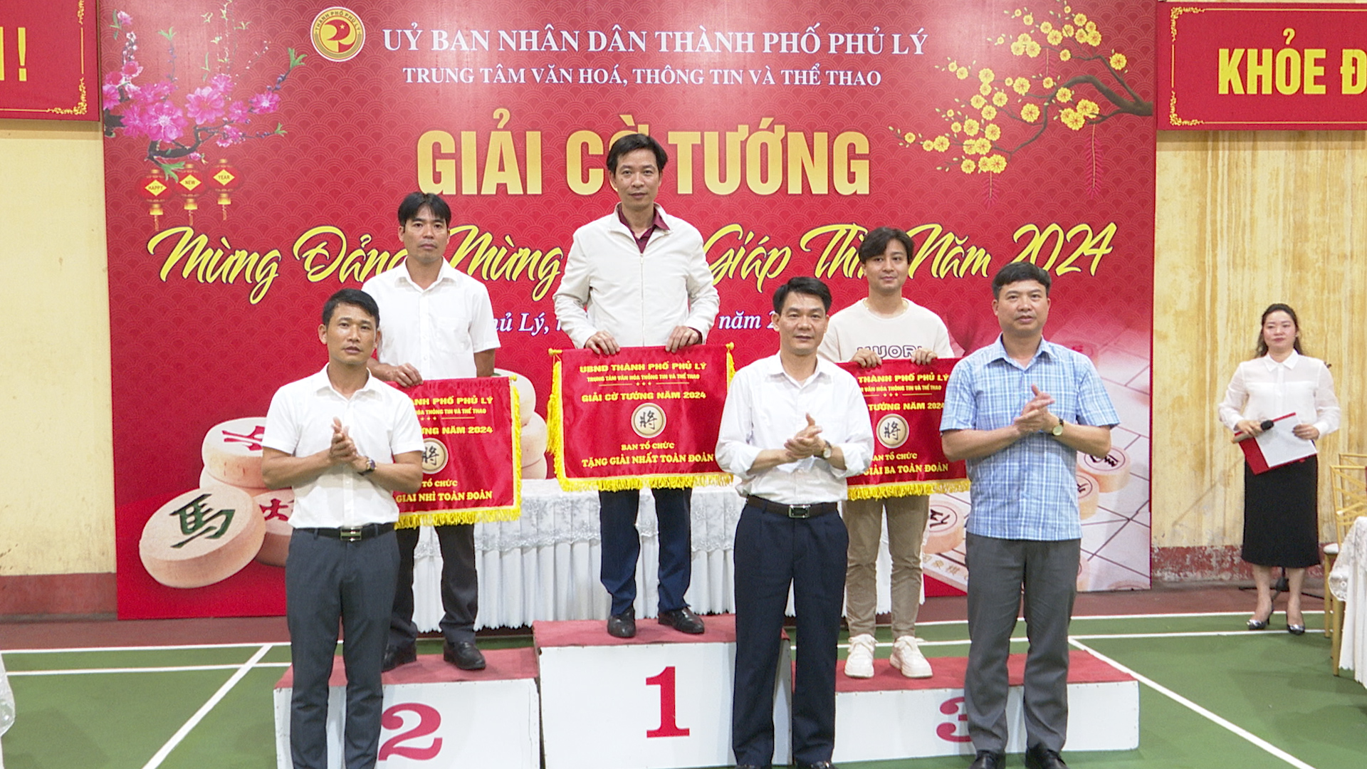 DUNG TIN.00_02_13_08.Still902.jpg