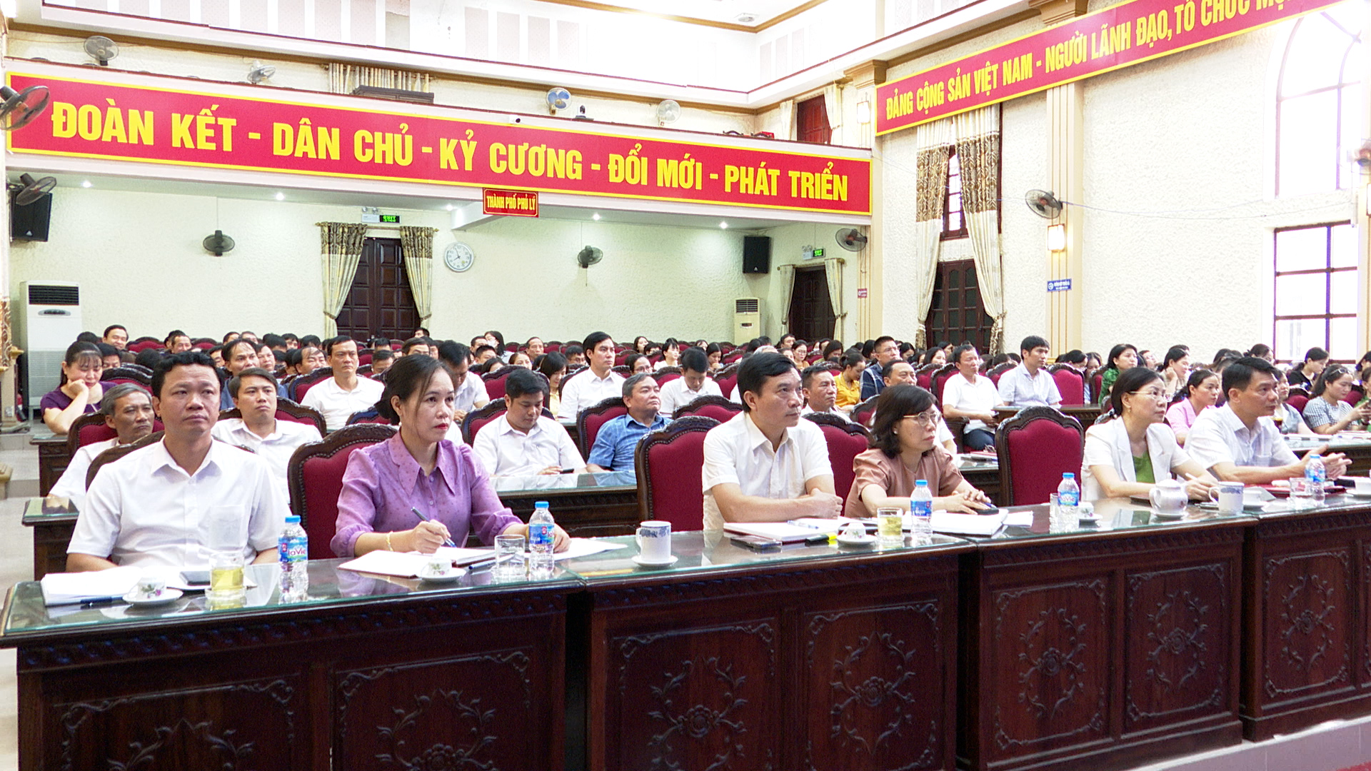 DUNG TIN.00_01_19_26.Still1867.jpg