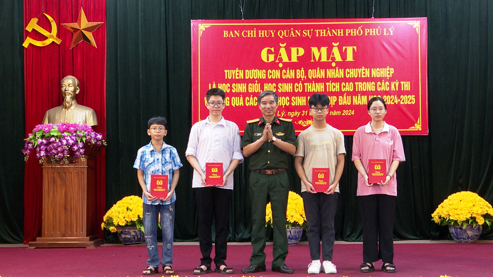 DUNG TIN.00_00_15_30.Still2067.jpg