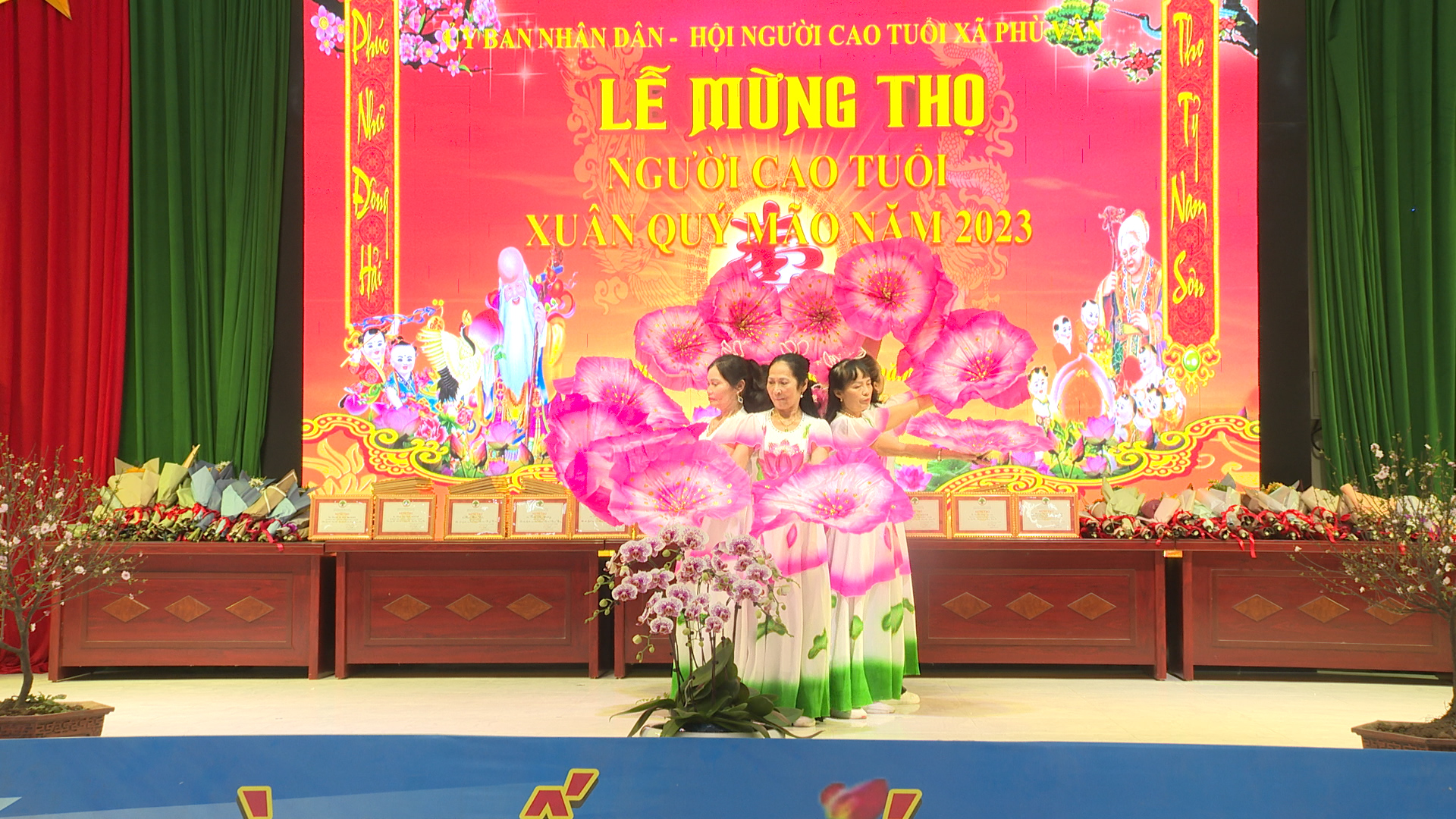 quang.00_01_53_10.Still513.jpg