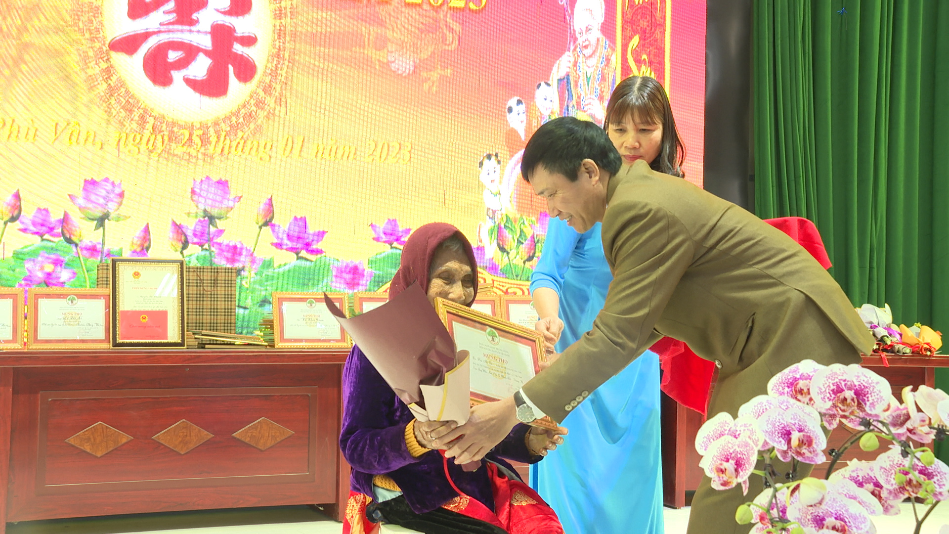 quang.00_01_09_05.Still498.jpg
