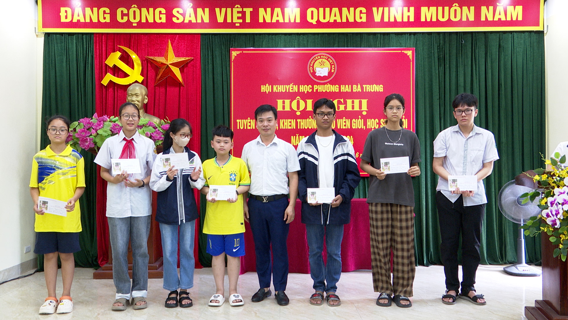 DUNG TIN.00_02_25_13.Still1762.jpg