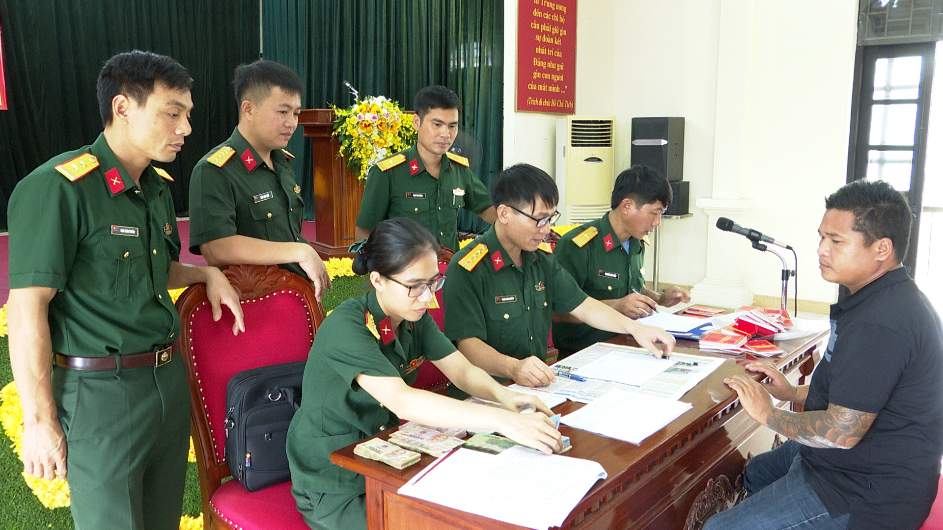DUNG TIN.00_02_02_40.Still2489.jpg