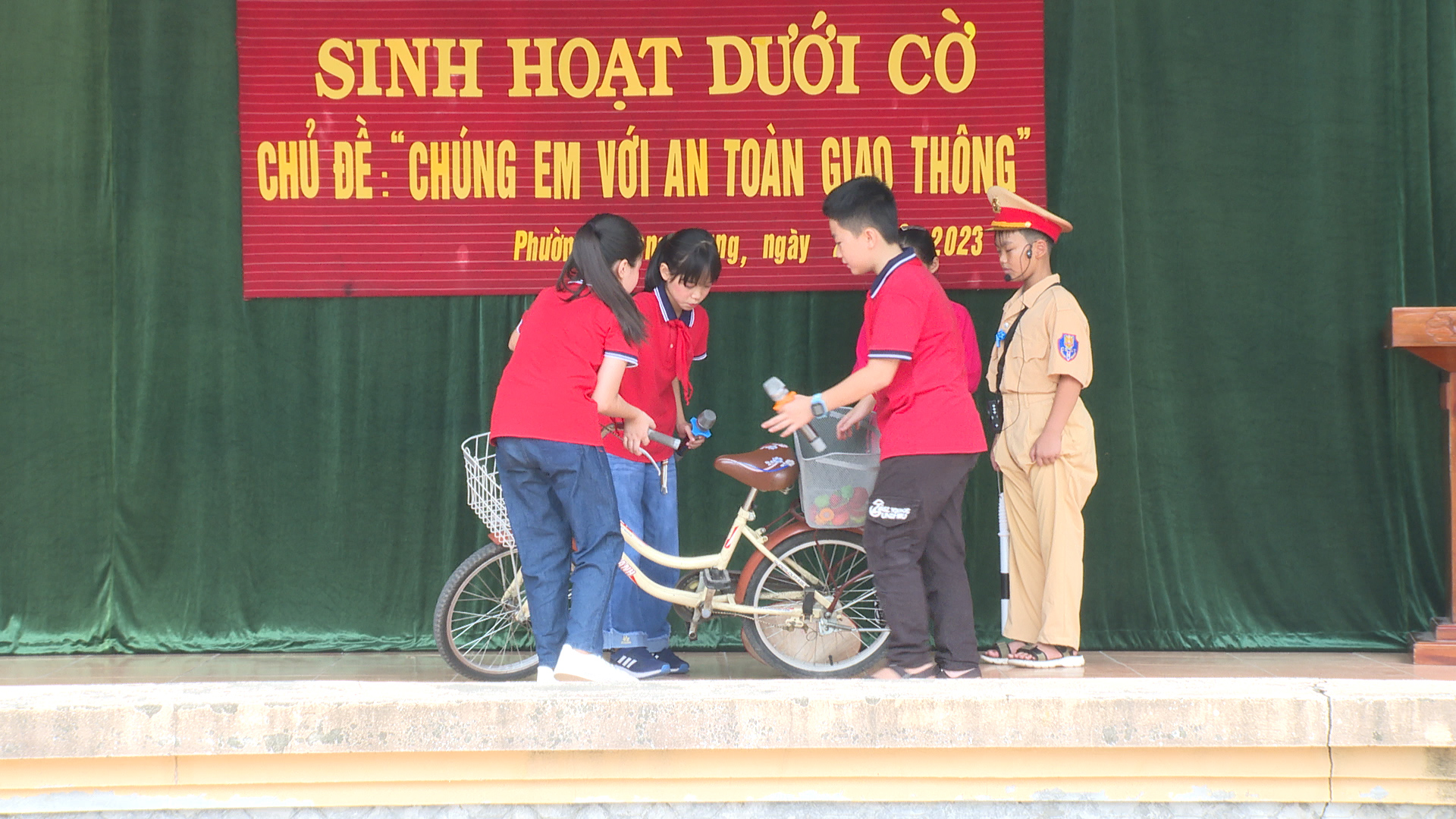 quang.00_05_39_10.Still427.jpg