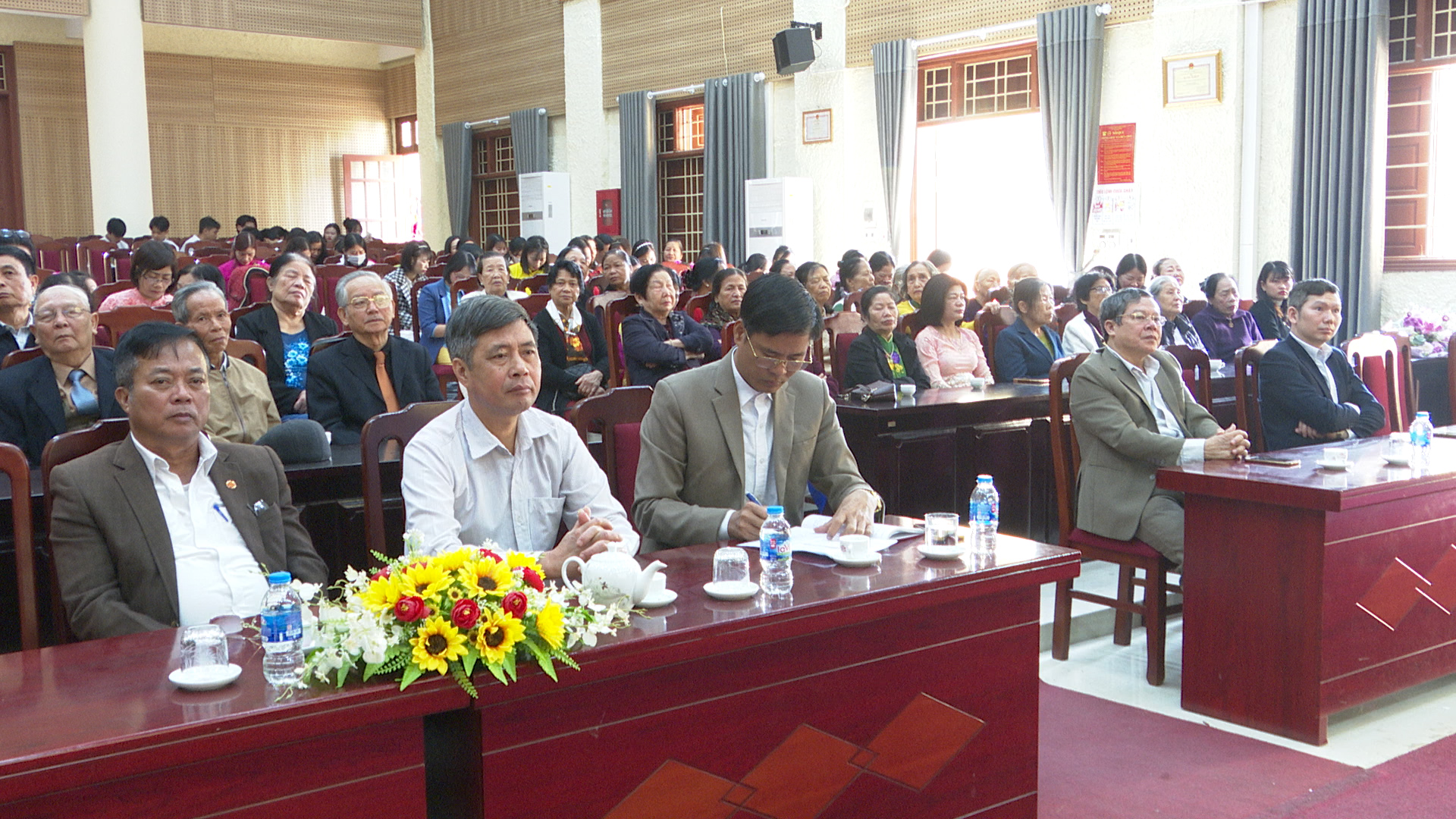 DUNG TIN.00_02_17_07.Still134.jpg