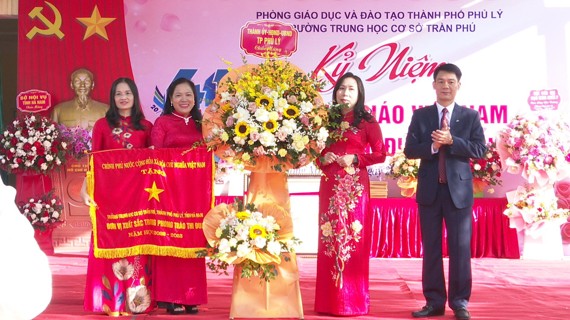 DUNG TIN.00_01_55_10.Still121.jpg